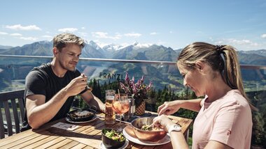 Enjoying a break in the Franzl mountain restaurant with the best view | © Zell am See-Kaprun Tourismus