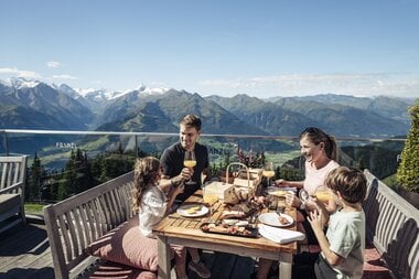 Enjoying the cuisine and the view on the Schmittenhöhe | © Zell am See-Kaprun Tourismus