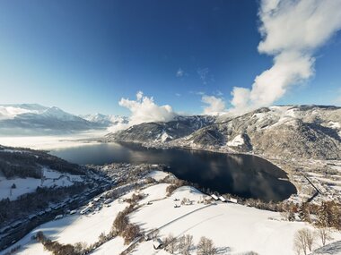View from Mitterberg to Lake Zell with snowy slopes and mountains in winter. | © Zell am See-Kaprun Tourismus