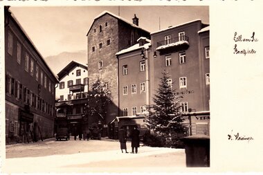 Historical view of the town square in Zell am See with old buildings and a Christmas tree in winter. | © Foto AK