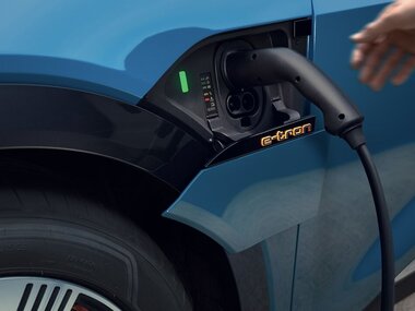 Close-up of a charging cable plugged into an electric vehicle. | © Audi Österreich