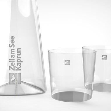 Transparent carafe and two glasses with minimalist design representing the Porsche Design brand. | © Zell am See-Kaprun & Studio F. A. Porsche