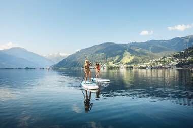 With the SUP on the way at Lake Zell | © Zell am See-Kaprun Tourismus
