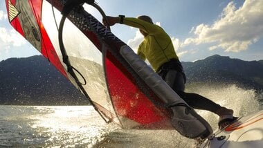 Über den See Gleiten mit dem Surfboard | © Zell am See-Kaprun Tourismus