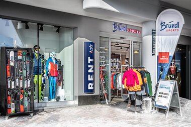 Sports store with skis, clothing, and equipment outside in winter | © Bründl Sports 