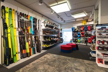 Sports store with skis, snowboards, helmets, and equipment for winter sports. | © Johannes Radlwimmer