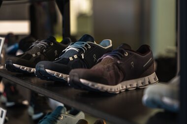 Multiple sports shoes on a shelf in a store, showcasing various colors and styles. | © Johannes Radlwimmer