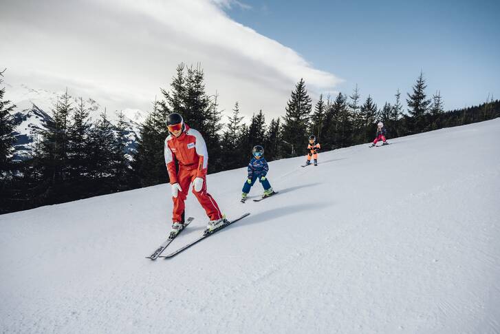  Ski instructor with kids on the Schmittenhöhe | © Zell am See-Kaprun Tourismus