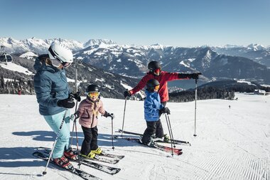  Skiing with the whole family on the Schmittenhöhe | © Zell am See-Kaprun Tourismus