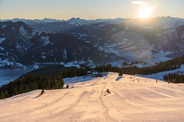 Skifahren bei Sonnenaufgang auf der Schmittenhöhe | © Schmittenhöhe