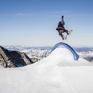 Traumhaftes Panorama beim Actionsport am Gletscher | © Roland Haschka