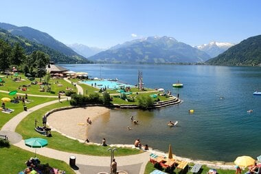  With a view of glacier, mountain and lake | © FREGES Zell am See