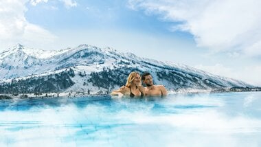 Panoramic pool with views of the snowy mountains | © Tauern SPA Zell am See-Kaprun