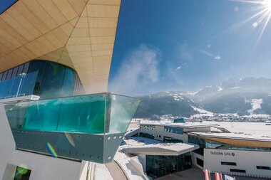 Skyline pool at Tauern Spa with views of snow-covered mountains and clear sky in sunshine. | © TAUERN SPA Zell am See-Kaprun