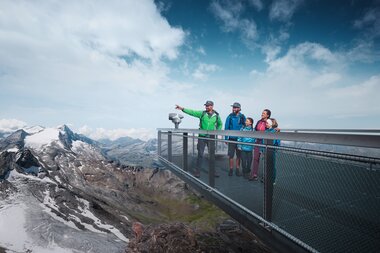 Group of hikers on an observation deck at Kitzsteinhorn with mountain scenery in the background. | © Kitzsteinhorn