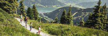 Hike with a view of Lake Zell | © Korbinian Seifert