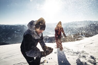  Snowball battle in the mountains of SalzburgerLand | © Zell am See-Kaprun Tourismus